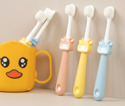 Baby toothbrush with soft bristles, suitable for children aged 2-10 years, for home use, fine and non-slip, with thousands of bristles to protect teeth. Cartoon toothbrush for children.